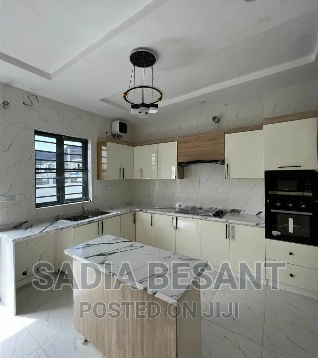 Contemporary Kitchen Cabinet Design With Accessories