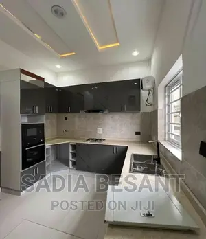 Exquisite Kitchen Cabinet Design With Accessories