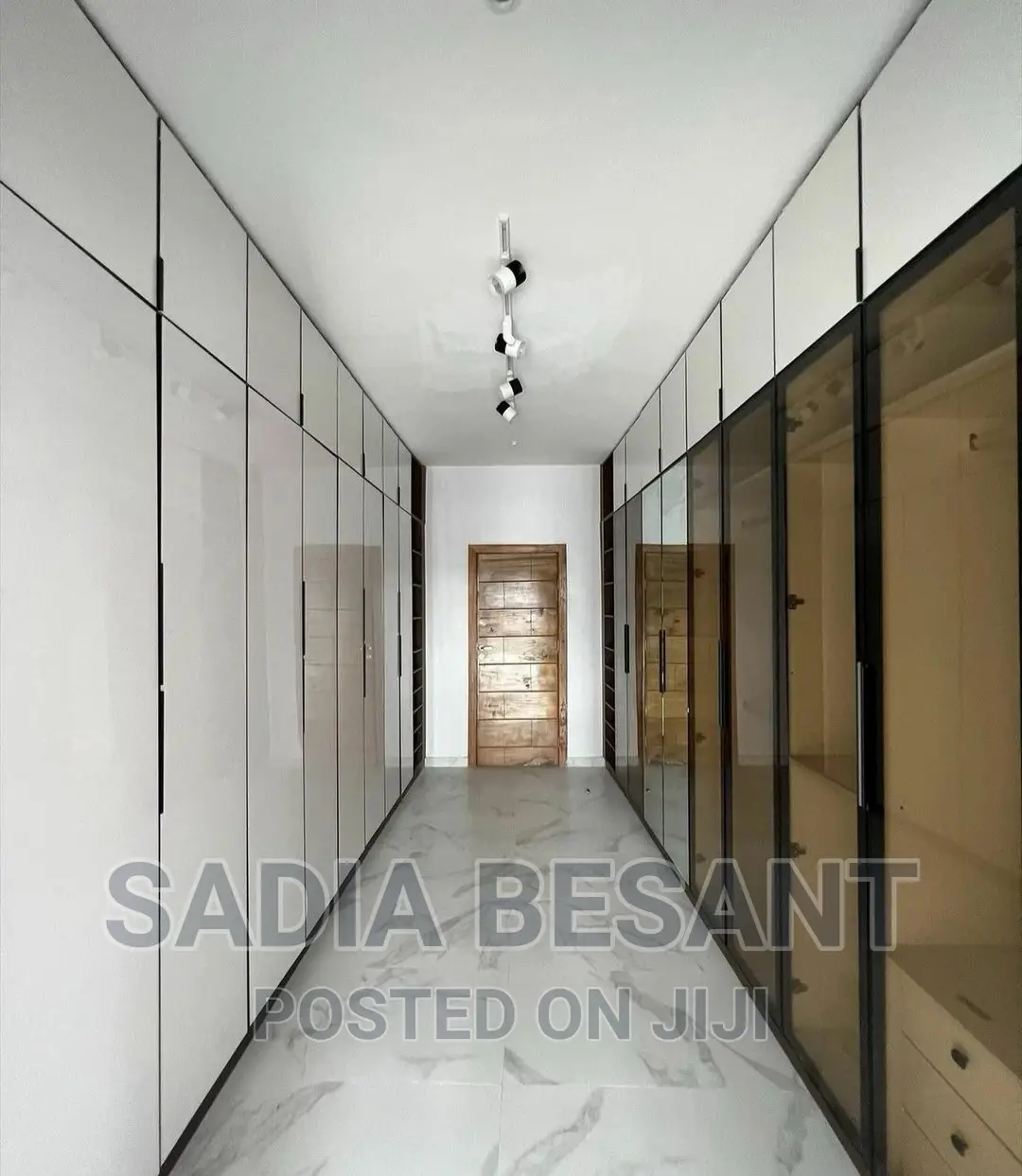 Luxury Walk-in Closet Interior Design