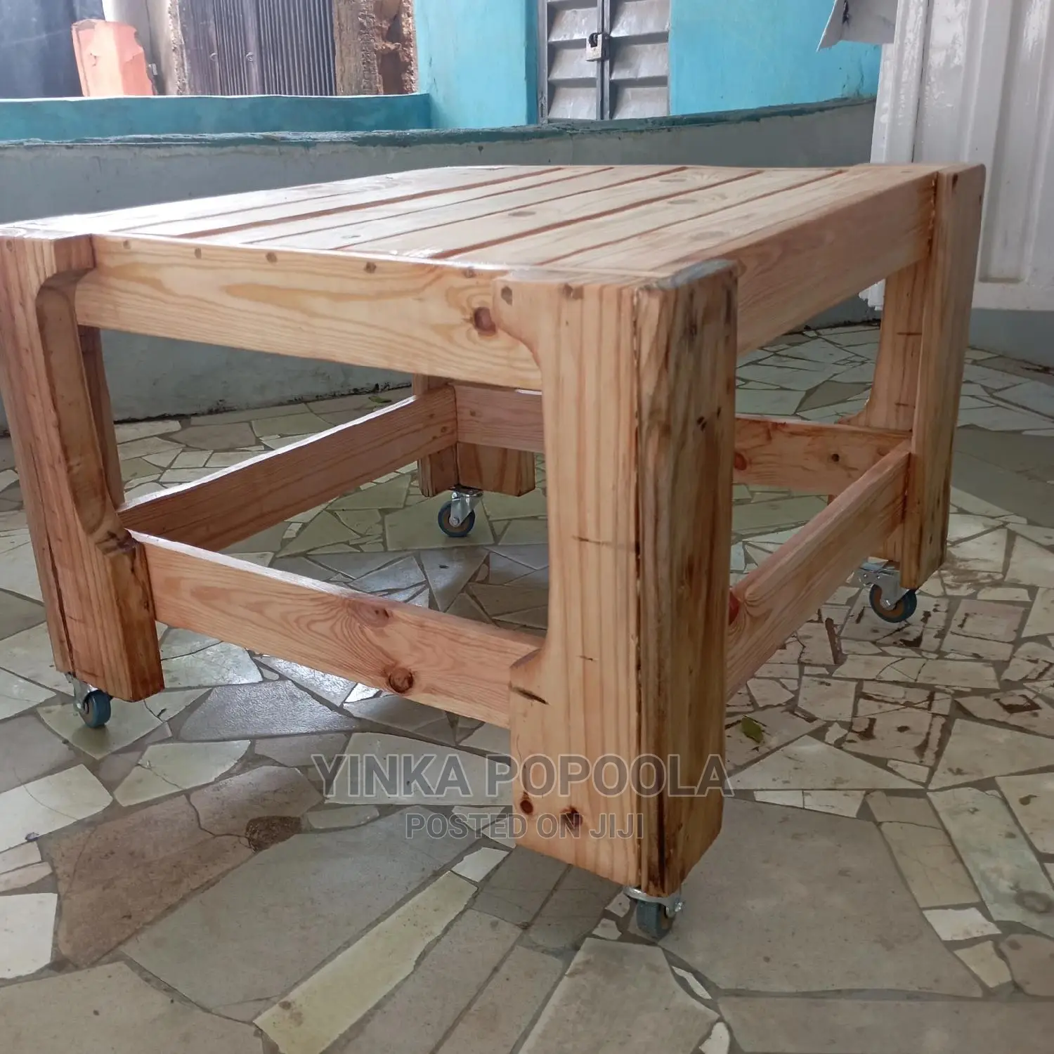 Pallet Coffee Table/Stool With a Rustic and Classy Feel