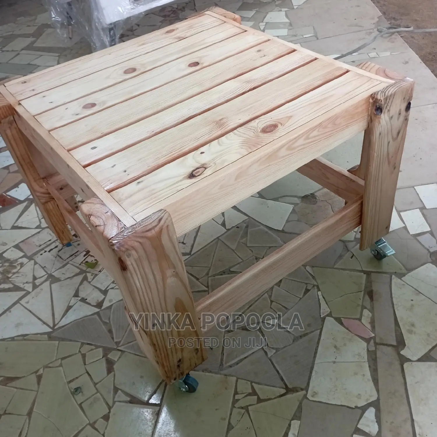 Pallet Coffee Table/Stool With a Rustic and Classy Feel