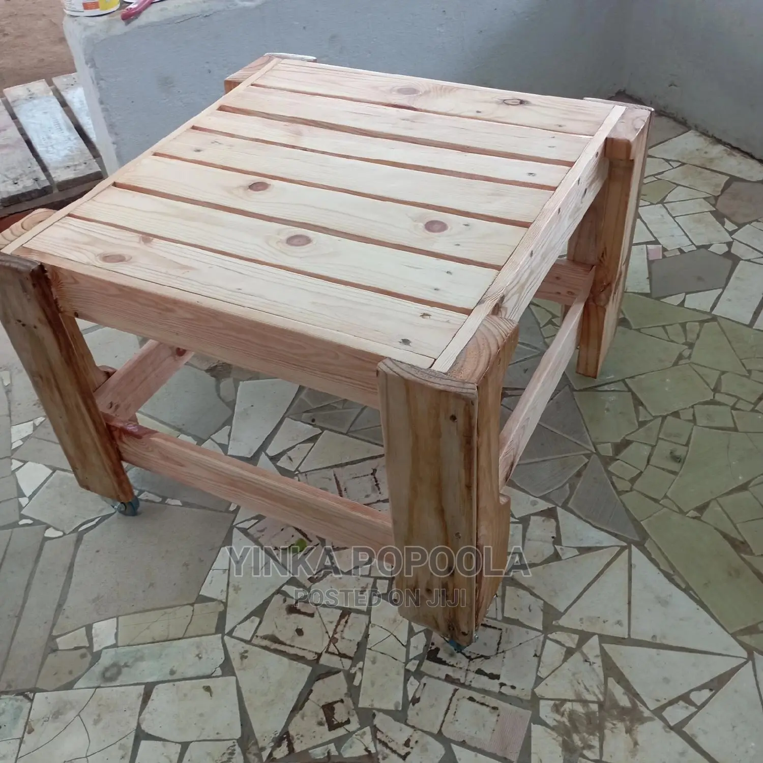 Pallet Coffee Table/Stool With a Rustic and Classy Feel