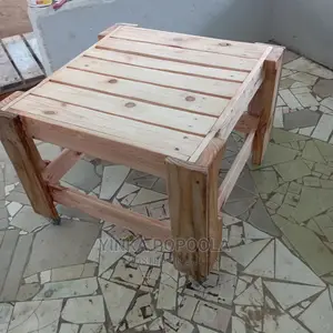 Pallet Coffee Table/Stool With a Rustic and Classy Feel
