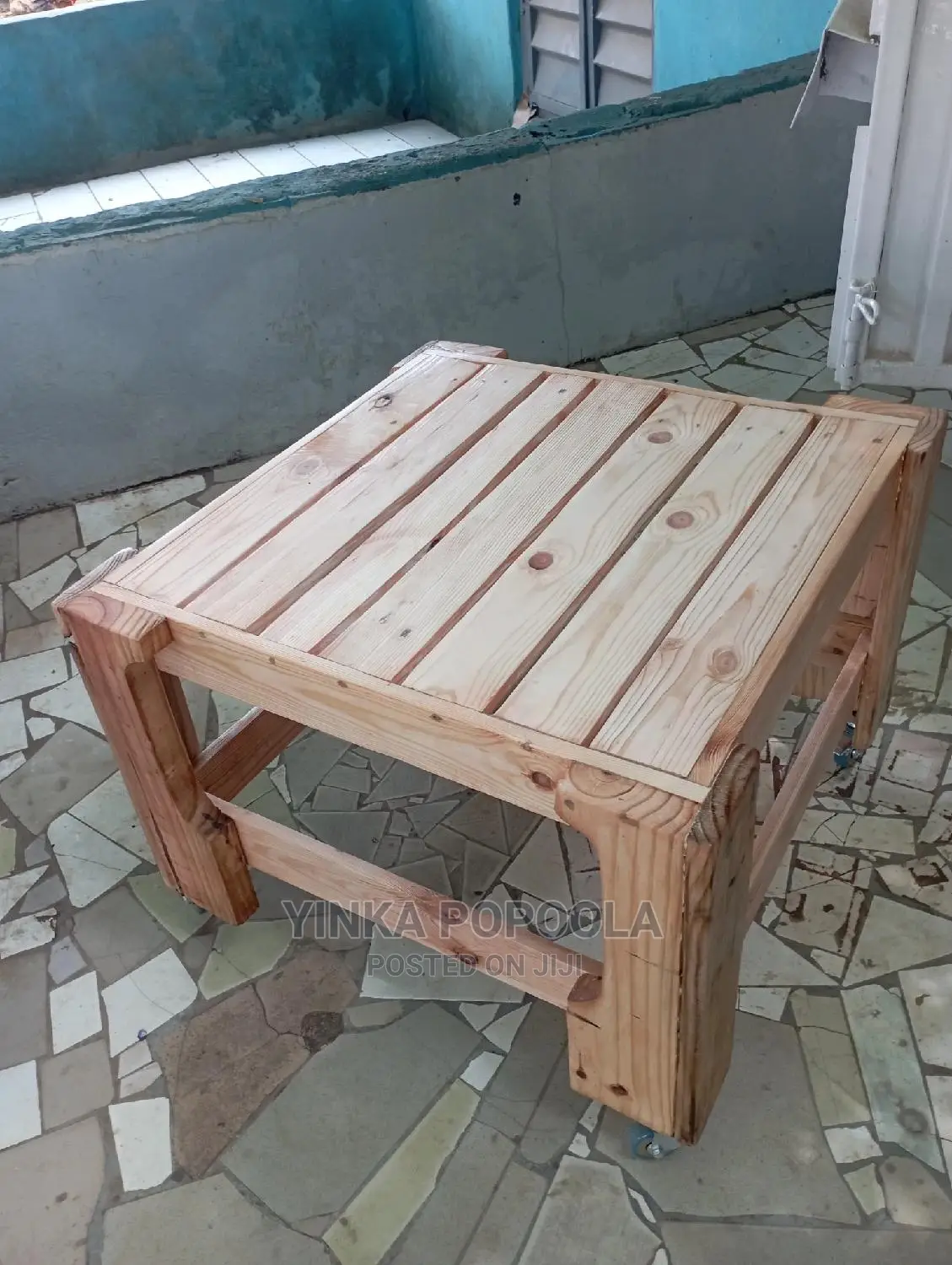 Pallet Coffee Table/Stool With a Rustic and Classy Feel