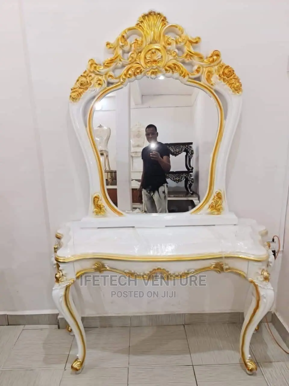 White Mirror Console