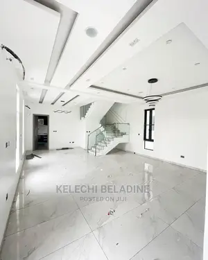 5bdrm Duplex in Chevron for sale
