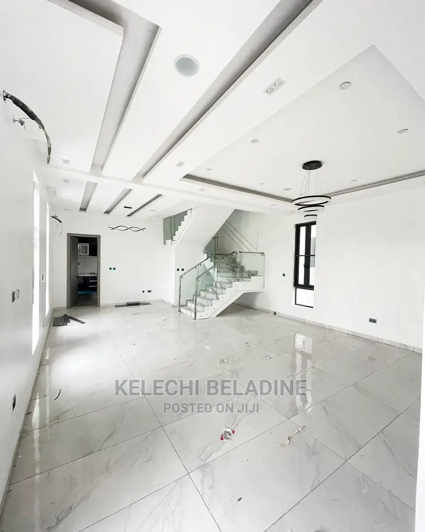 5bdrm Duplex in Chevron for sale