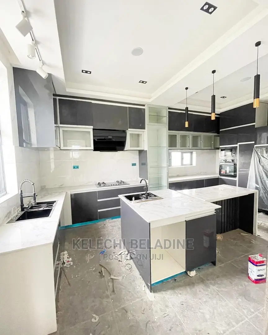 5bdrm Duplex in Chevron for sale