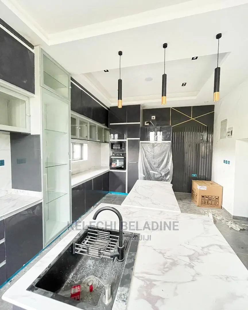 5bdrm Duplex in Chevron for sale