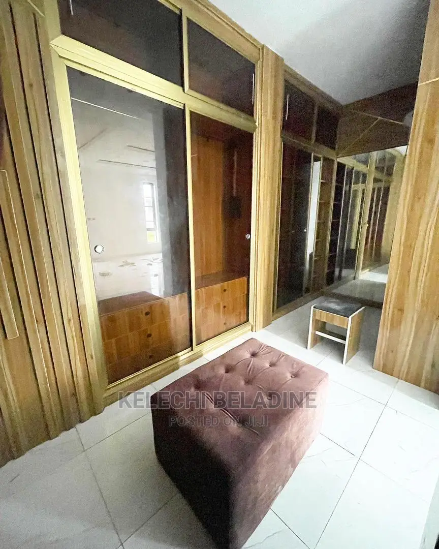 5bdrm Duplex in Chevron for sale