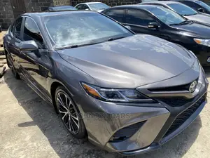 Toyota Camry SE FWD (2.5L 4cyl 8AM) 2018 Gray
