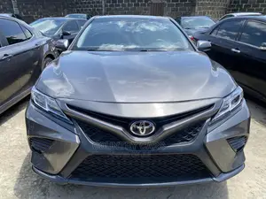 Toyota Camry SE FWD (2.5L 4cyl 8AM) 2018 Gray
