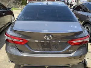 Toyota Camry SE FWD (2.5L 4cyl 8AM) 2018 Gray