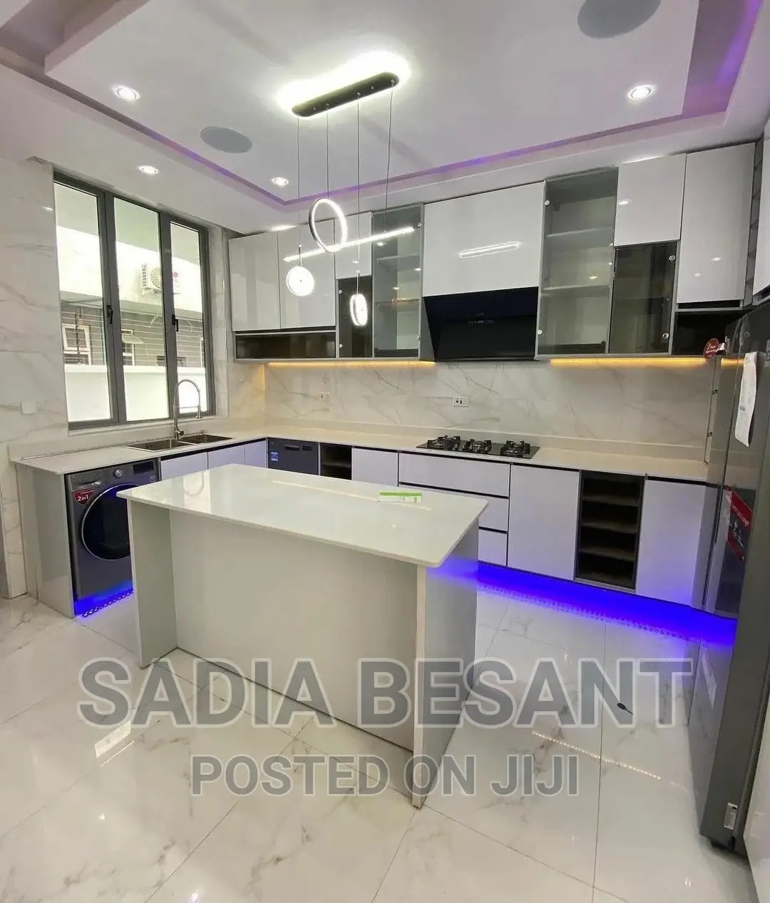 Contemporary Kitchen Cabinet Design With Accessories