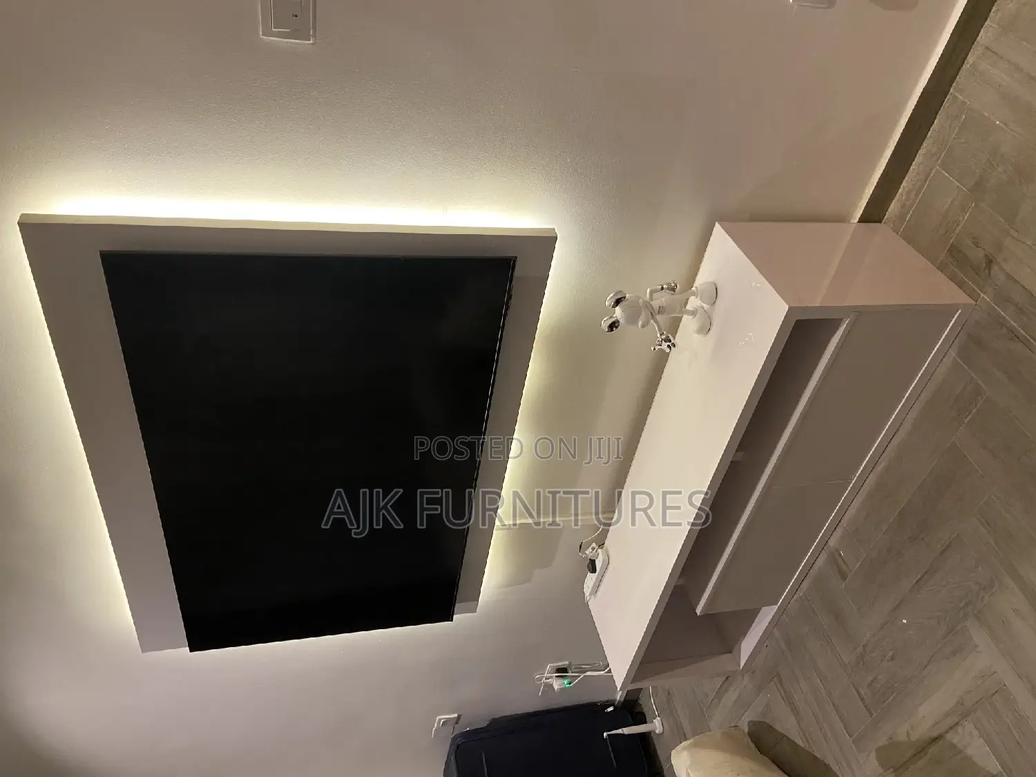 Unique T.V Unit