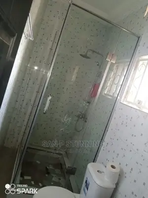 Classic Tempered Glass Shower Cubicle.