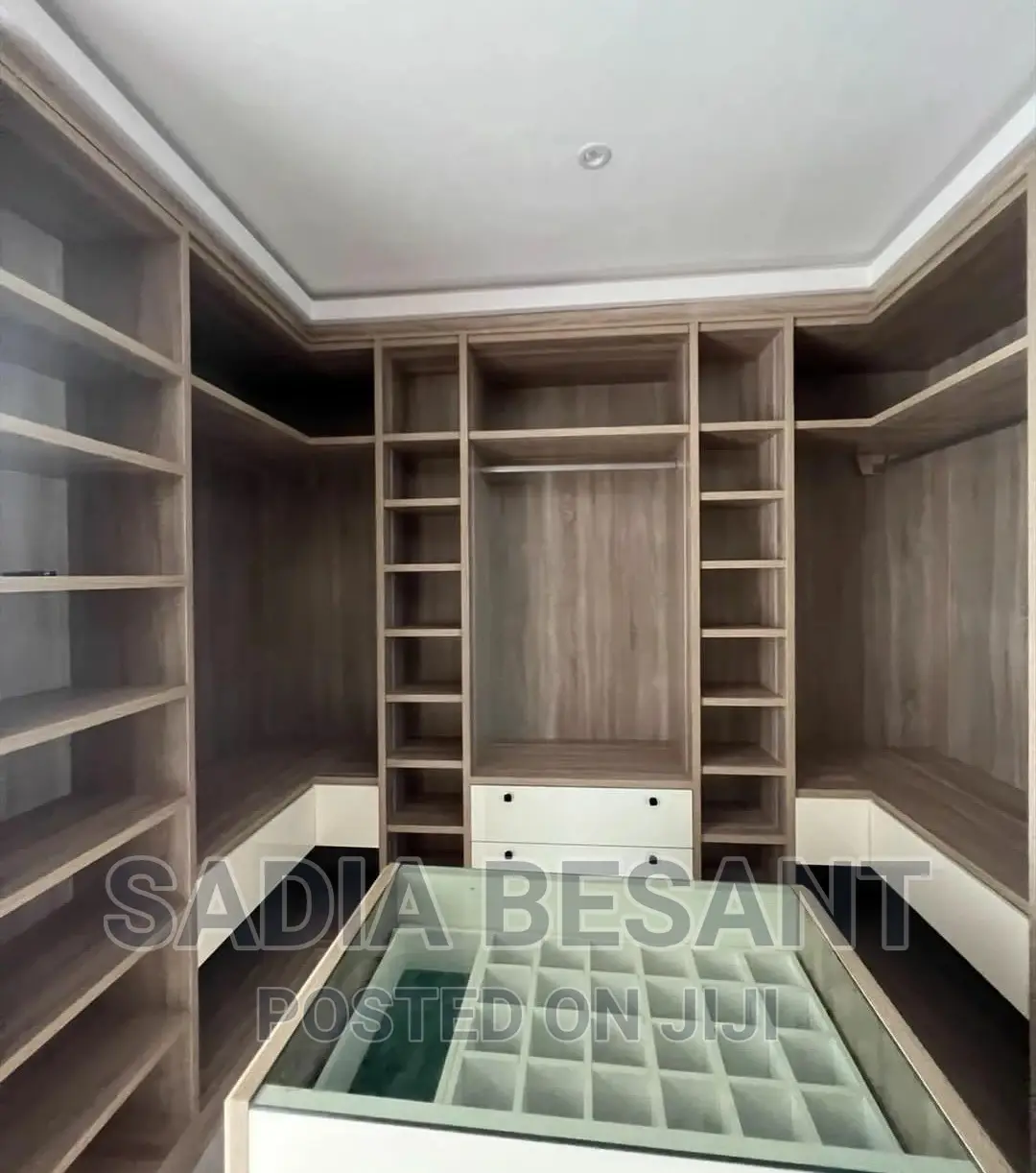 Luxury Walk-in Closet Interior Design