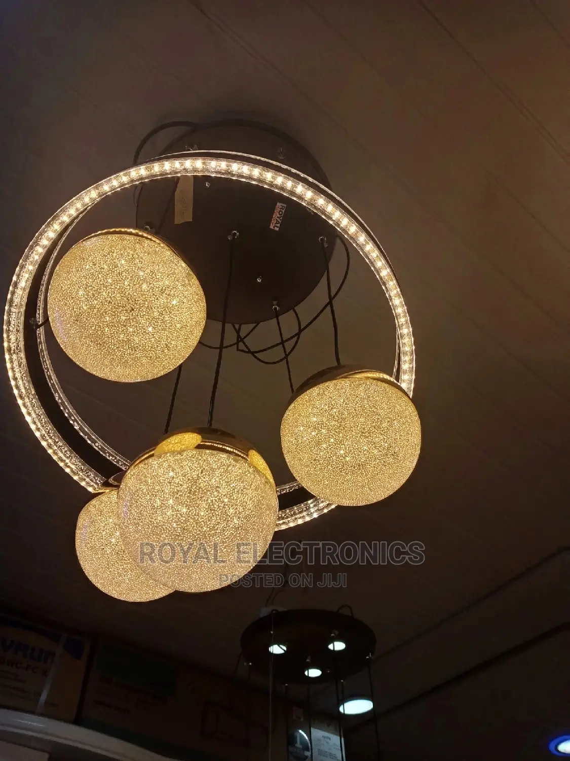 World Class Modern Ceiling Dropping Chandelier Light