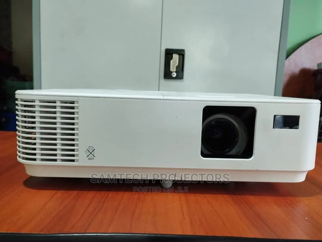 Bright Link Nec Projector for Outdoor Visual Display