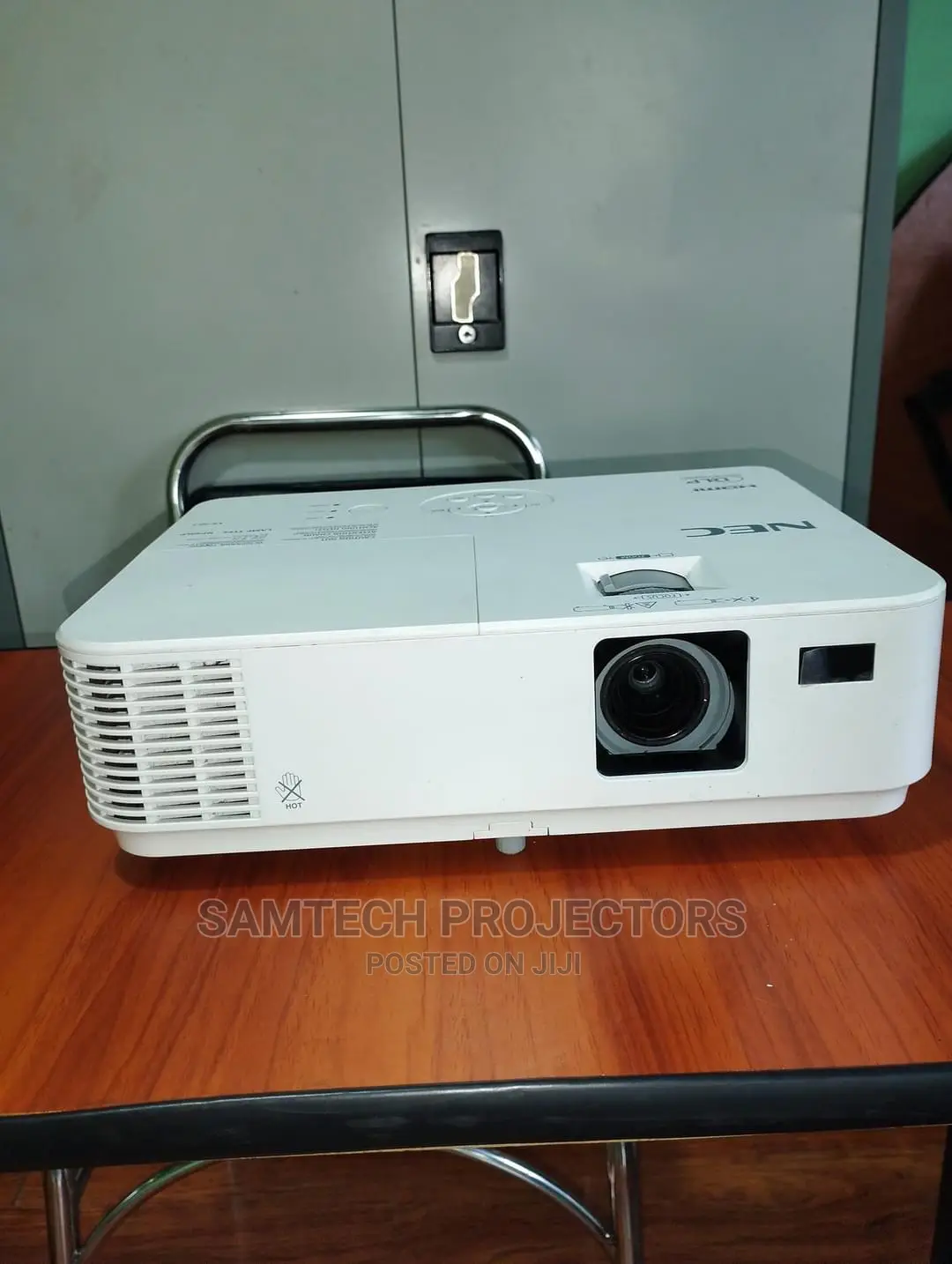 Bright Link Nec Projector for Outdoor Visual Display