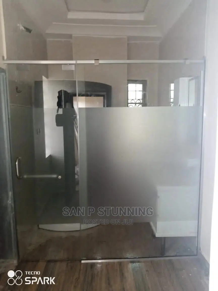 Single Roller Shower Cubicle With Durable Accessories.