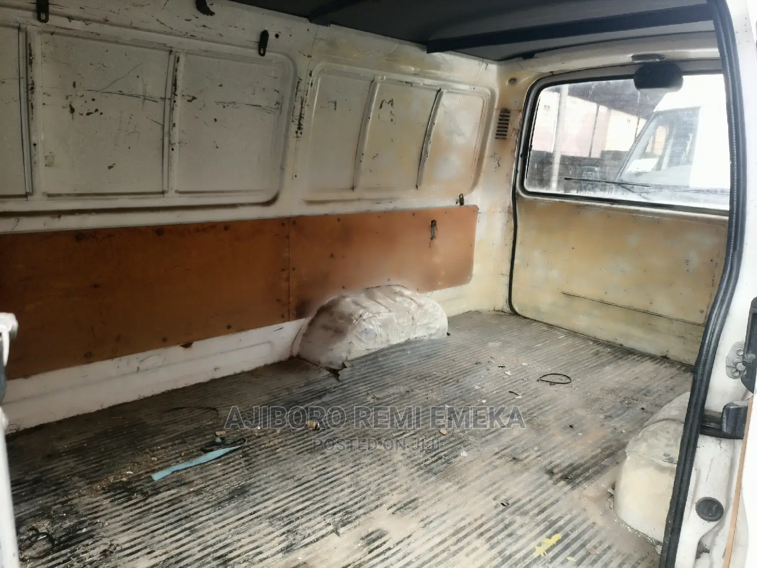 Toyota HiAce 2000 White