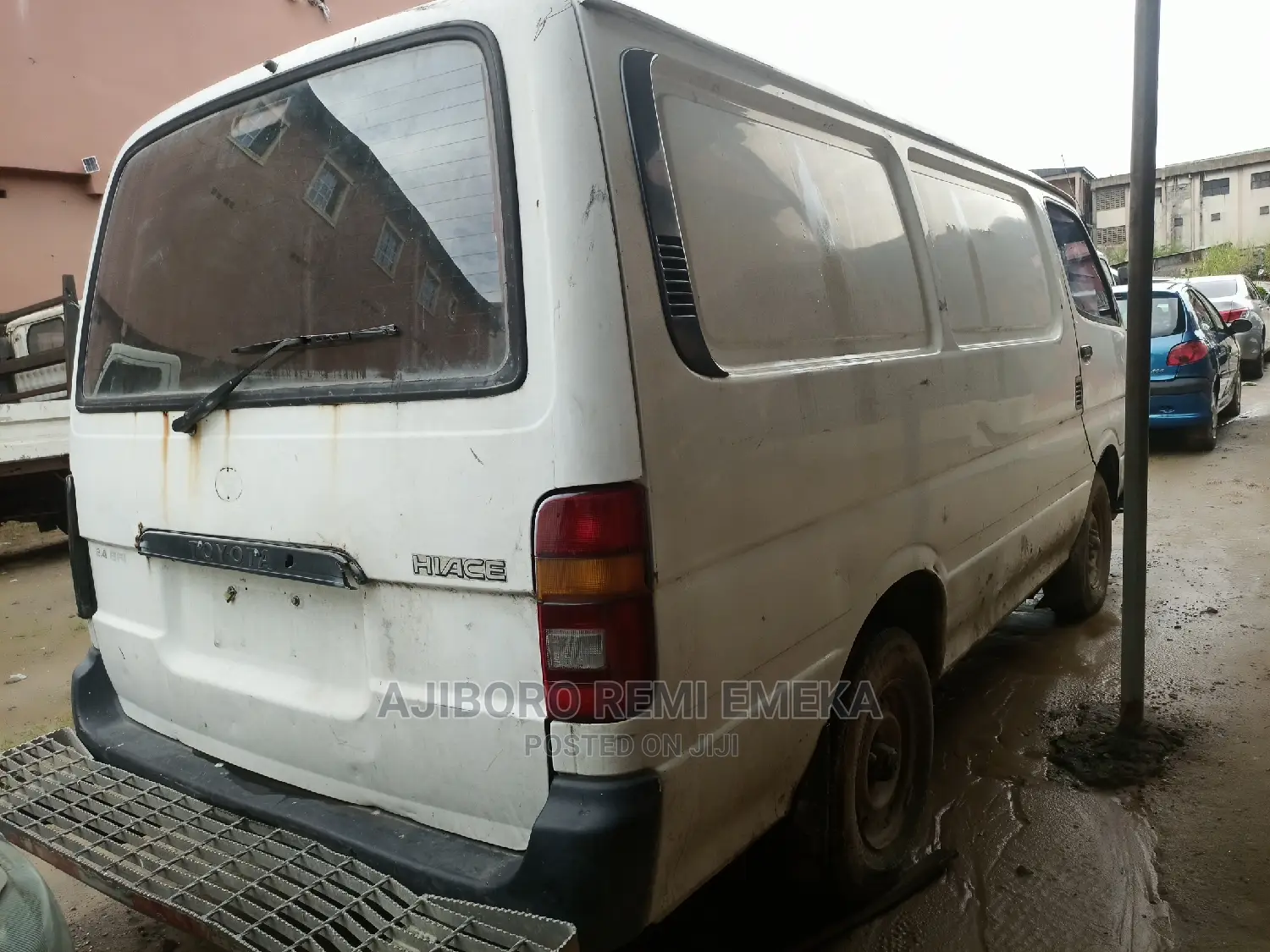 Toyota HiAce 2000 White