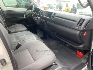 Toyota HiAce 2018 White