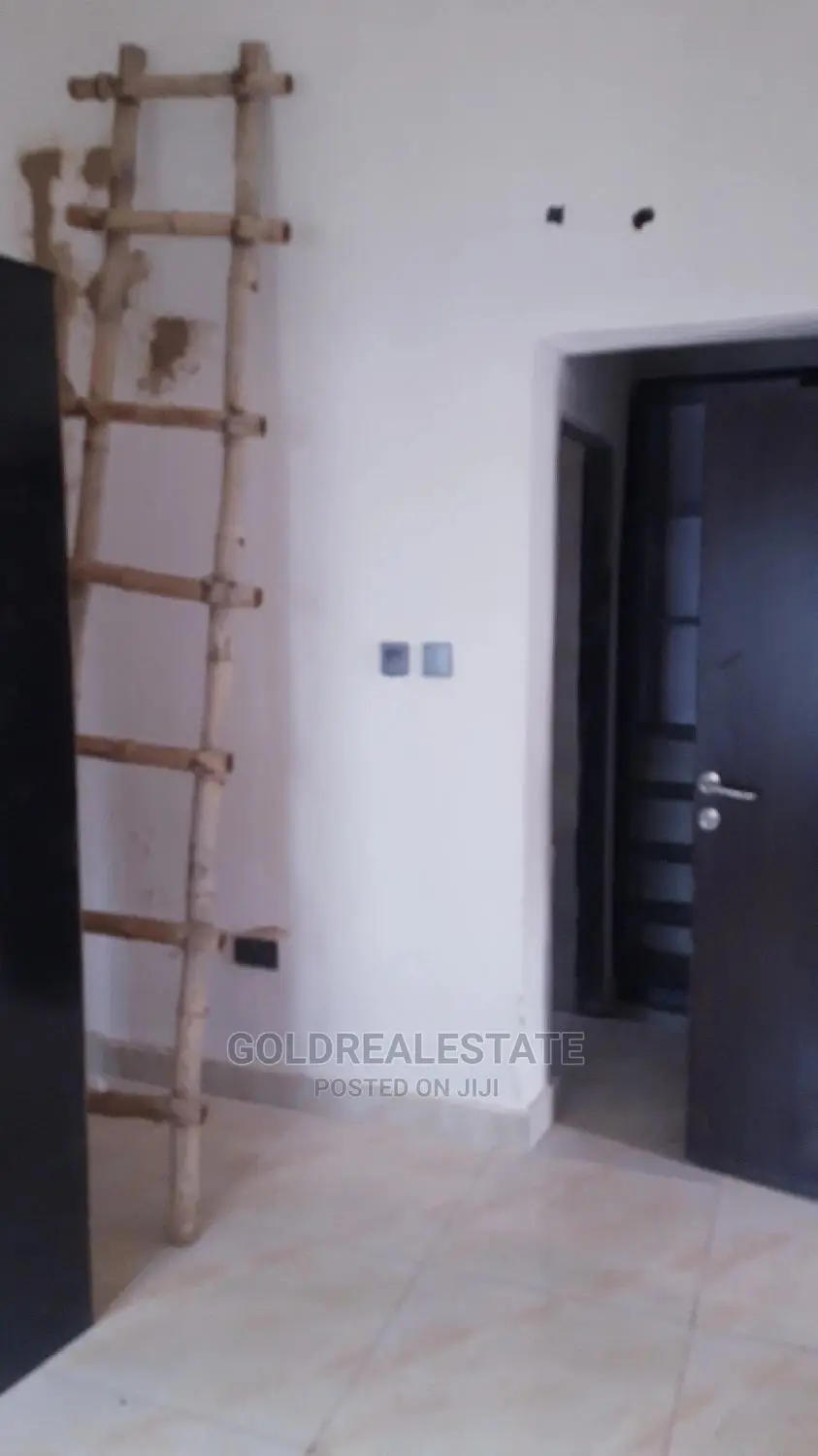 2bdrm Block of Flats in Zone E, Apo Resettlement for rent
