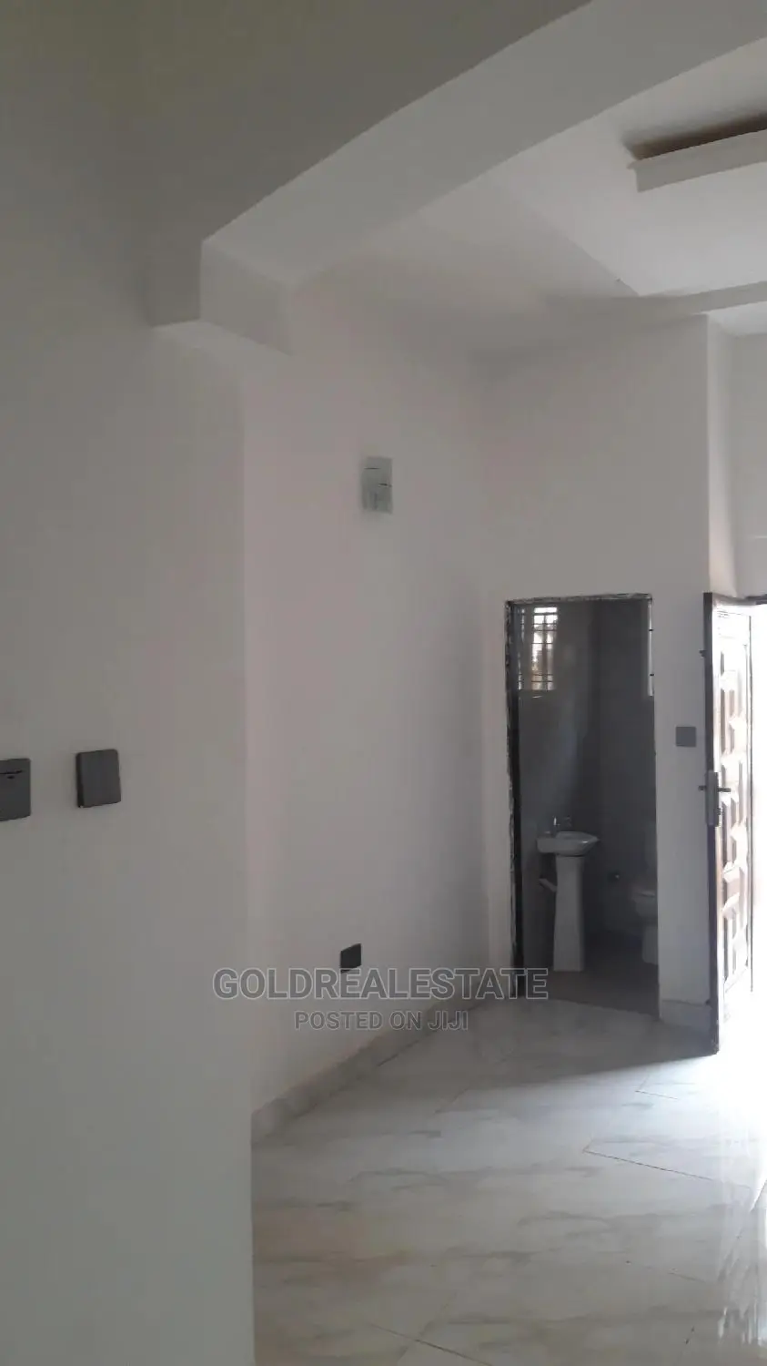 2bdrm Block of Flats in Zone E, Apo Resettlement for rent