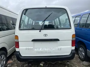 Toyota HiAce 2000 White