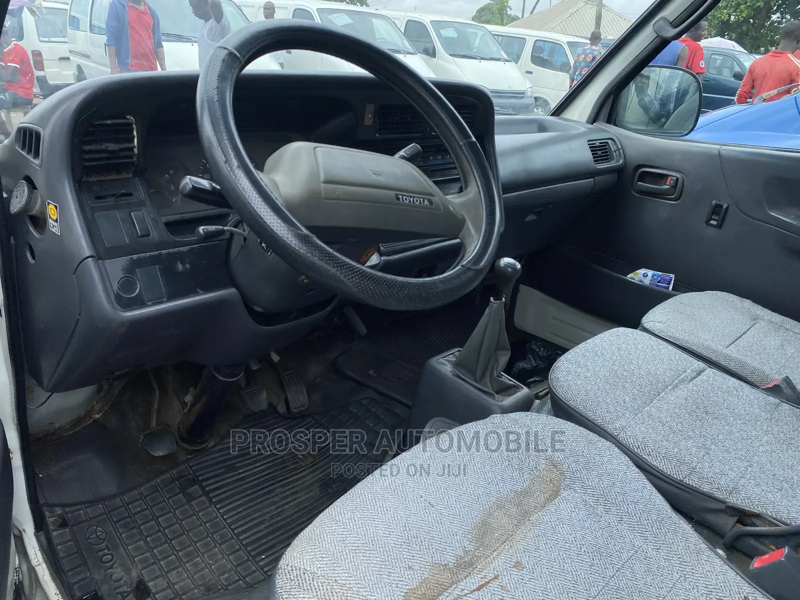 Toyota HiAce 2000 White