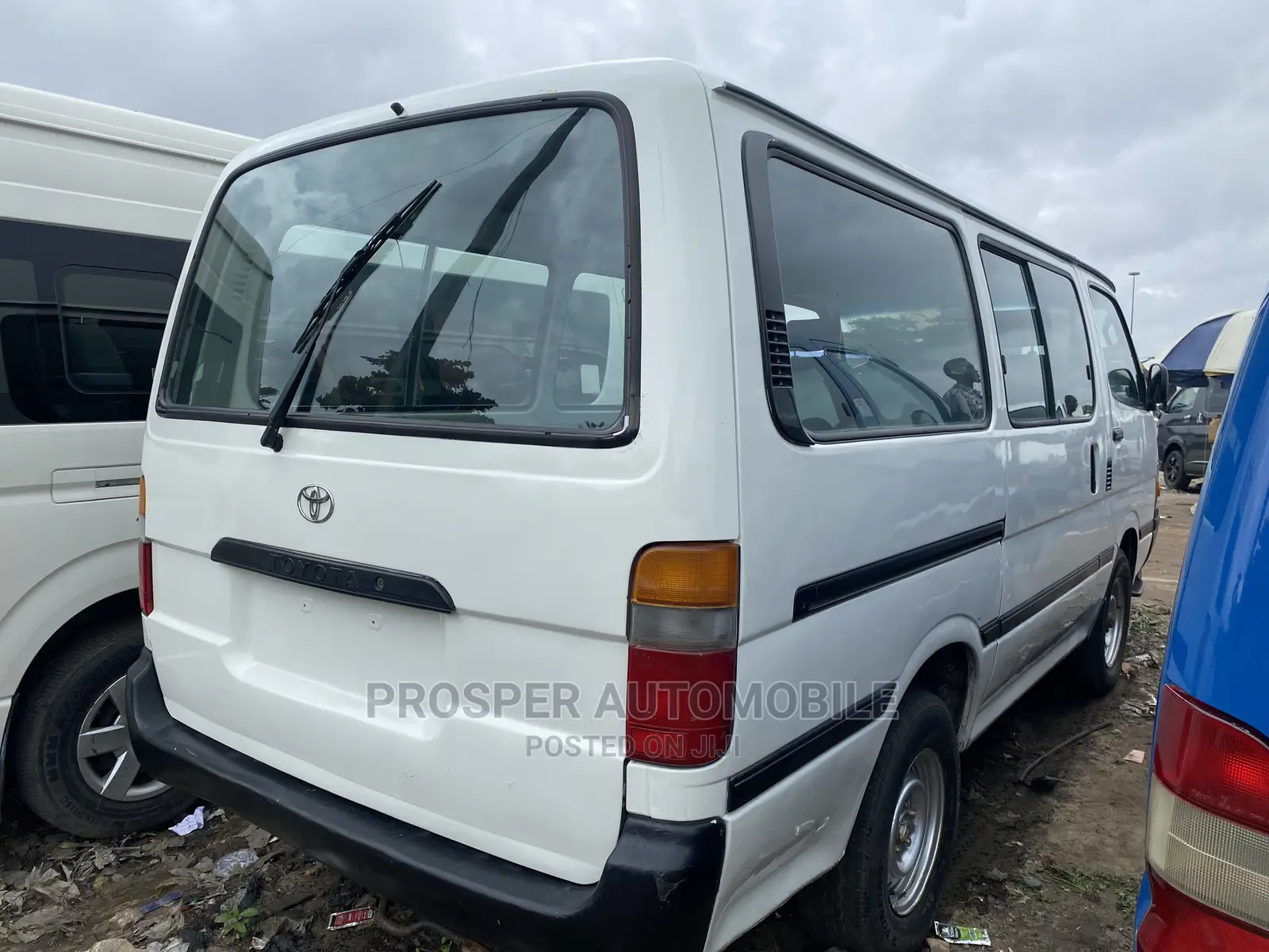 Toyota HiAce 2000 White
