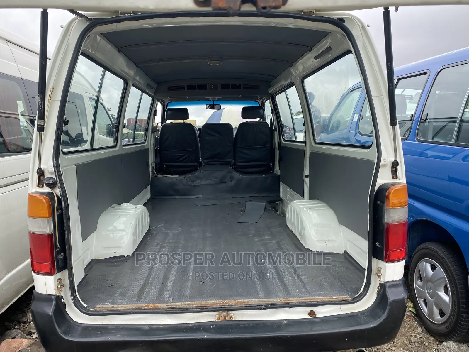 Toyota HiAce 2000 White
