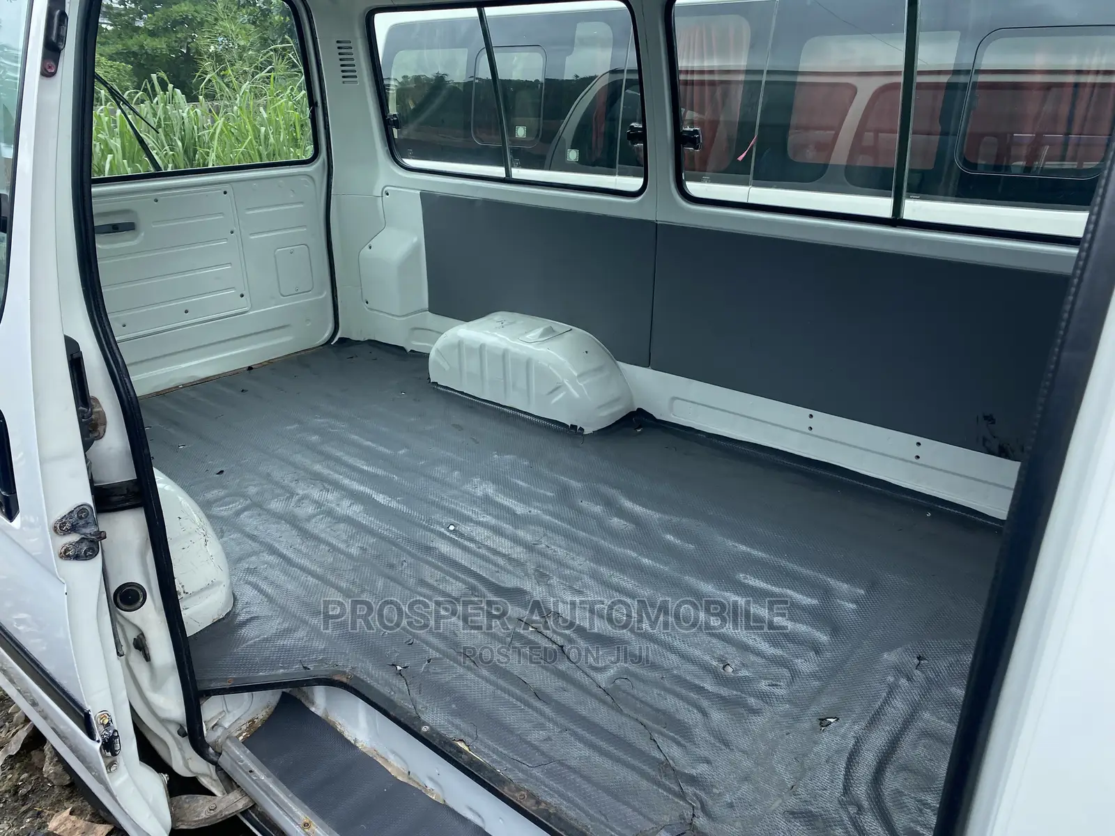 Toyota HiAce 2000 White