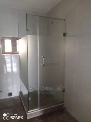 Shower Cubicle With Classic Design.