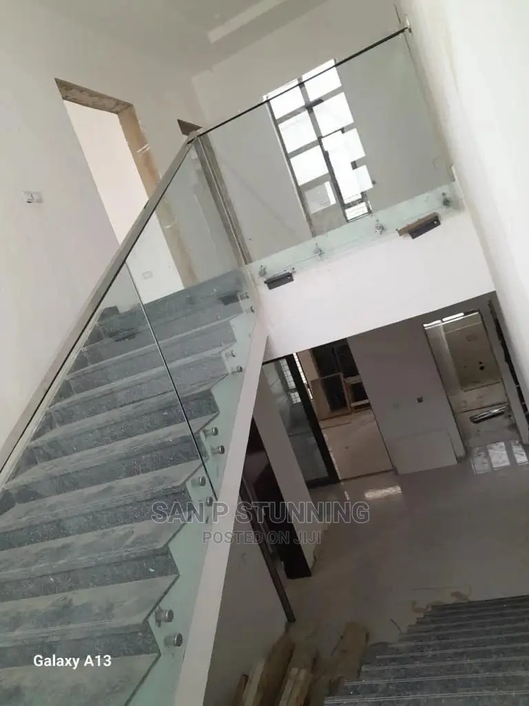 Frameless Excellent Glass Railing Design for Stairs.