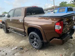 Toyota Tundra Platinum 5.7L V8 4x4 CrewMax 5.6 ft. box 145.7 in. WB