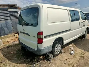 Toyota HiAce 2005 White