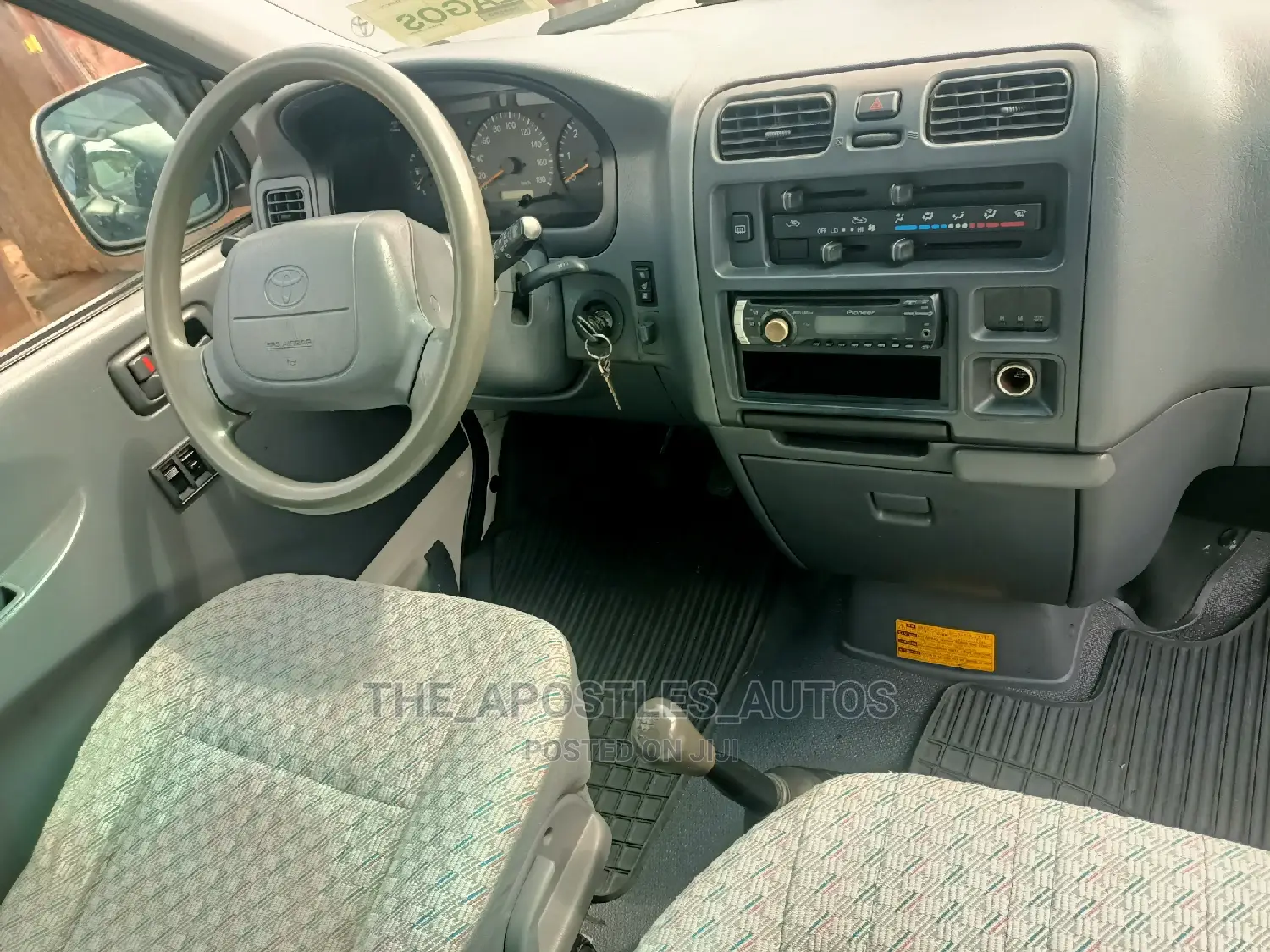 Toyota HiAce 2005 White