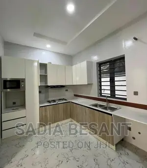 Contemporary Kitchen Cabinet Design With Accessories