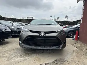 Toyota Corolla XSE (1.8L 4cyl 2A) 2018 Gold