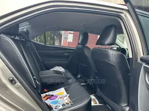 Toyota Corolla XSE (1.8L 4cyl 2A) 2018 Gold