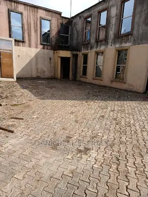 22 Rooms Hostel at Federal Road,Ugbowor on a 100/100 4sale
