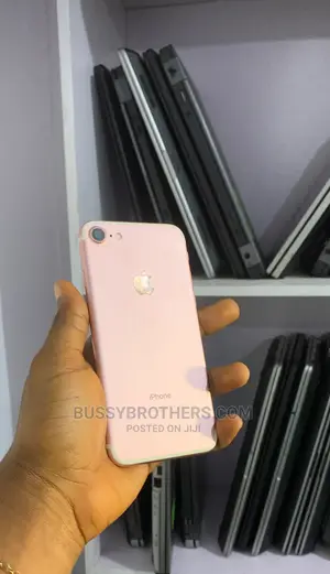 Photo - Apple iPhone 7 32 GB Pink