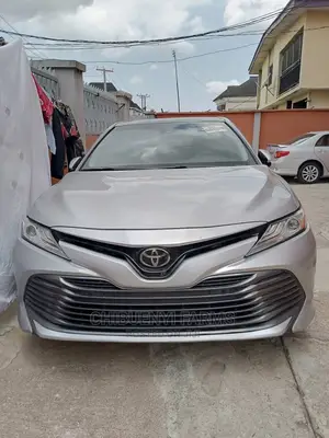Toyota Camry XLE FWD (2.5L 4cyl 8AM) 2018 Silver