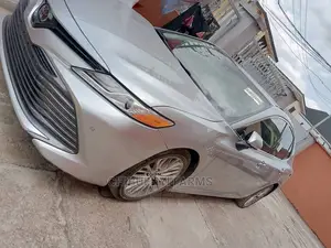 Toyota Camry XLE FWD (2.5L 4cyl 8AM) 2018 Silver