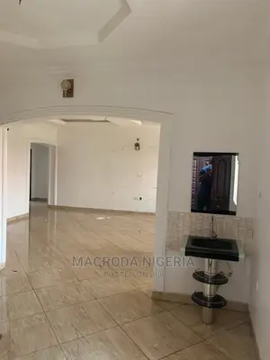 3bdrm Block of Flats in Millinuem Estate, Millenuim/UPS for rent