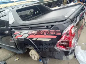 Hilux Boot Cover Rolling With Spoiler TRD *+