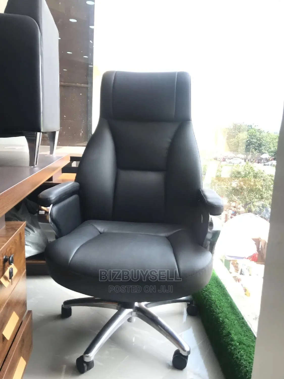 Quality Executive Adjustable Swivel Leather Office Chair.